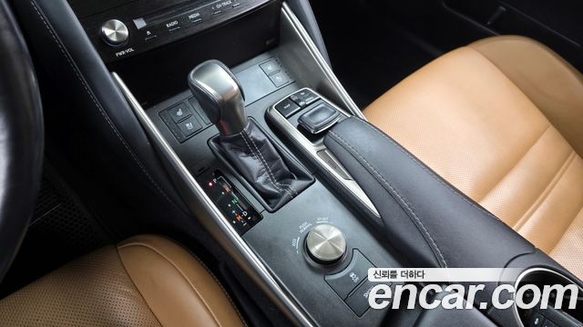 Lexus IS 2017 — photo 9