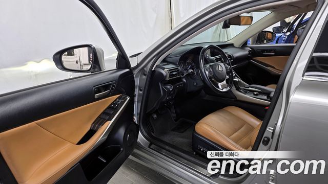 Lexus IS 2017 — photo 10