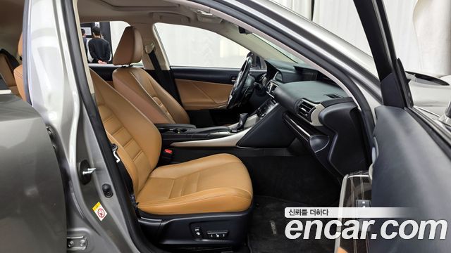 Lexus IS 2017 — photo 11