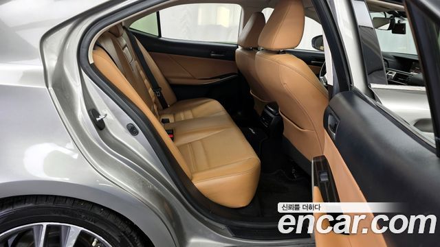 Lexus IS 2017 — photo 12