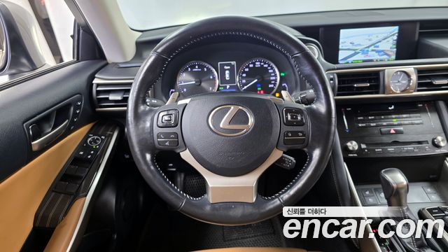 Lexus IS 2017 — photo 13