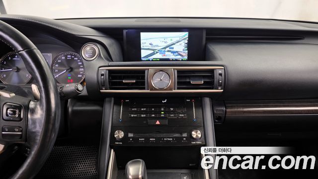 Lexus IS 2017 — photo 14