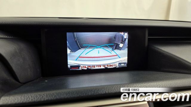 Lexus IS 2017 — photo 15