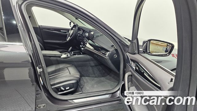 BMW 5-Series 2018 — photo 10