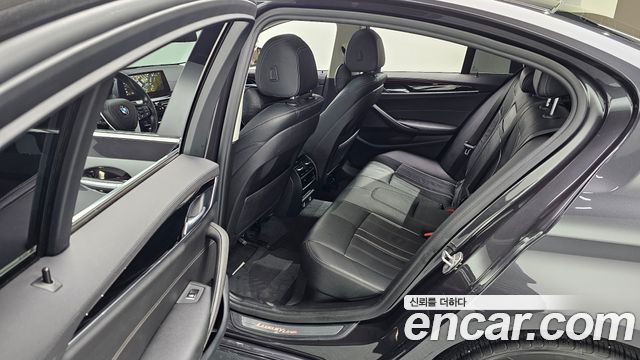 BMW 5-Series 2018 — photo 12