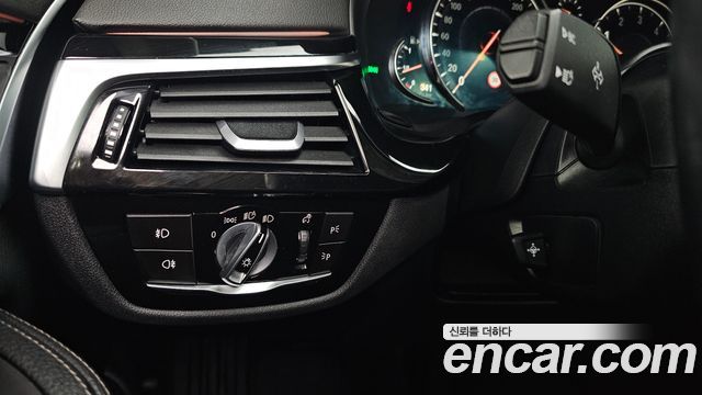 BMW 5-Series 2018 — photo 18