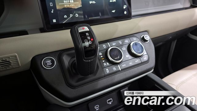 Land Rover Defender 2022 — photo 9