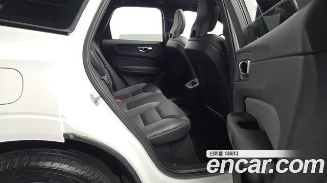 Volvo XC60 2021 — photo 12