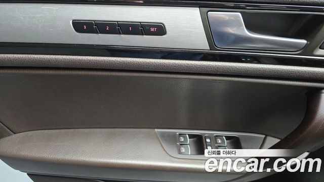 Volkswagen Touareg 2014 — photo 14