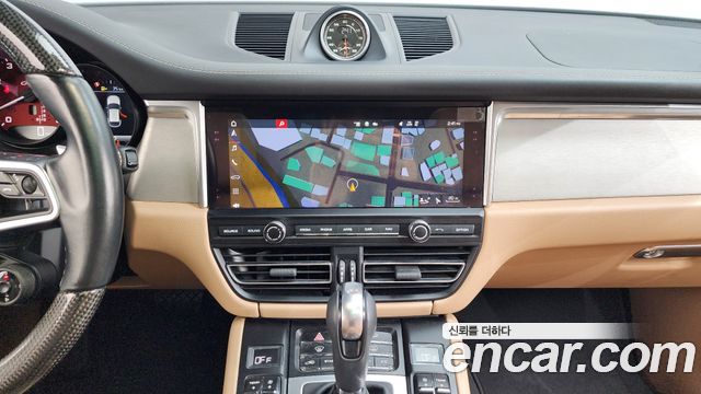 Porsche Macan 2021 — photo 14