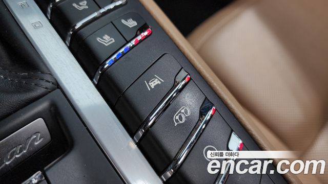 Porsche Macan 2021 — photo 16