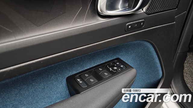 Volvo C40 2022 — photo 17