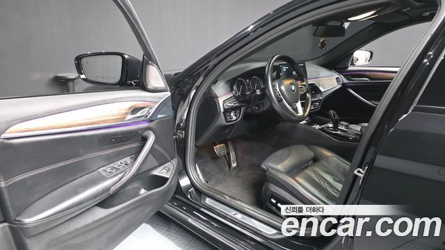 BMW 5-Series 2017 — photo 10