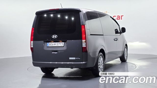 Hyundai Staria 2025 — photo 2