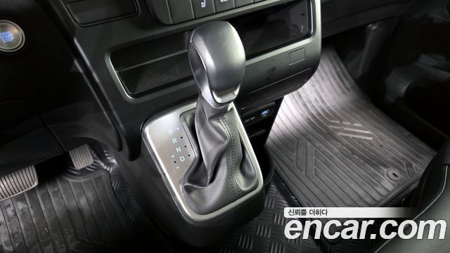 Hyundai Staria 2025 — photo 9