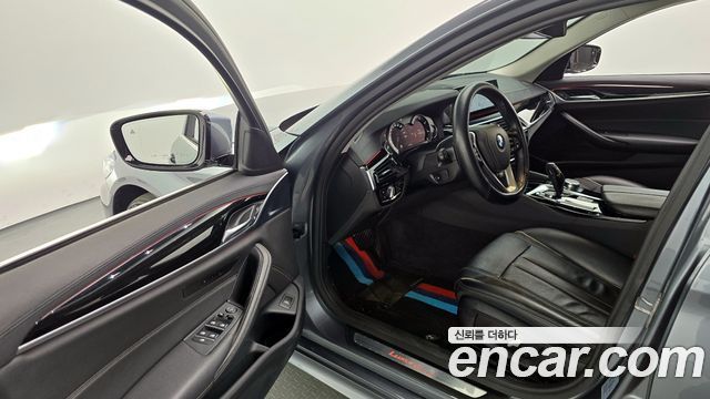 BMW 5-Series 2018 — photo 10