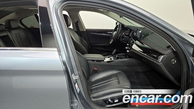 BMW 5-Series 2018 — photo 11