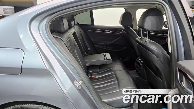 BMW 5-Series 2018 — photo 12