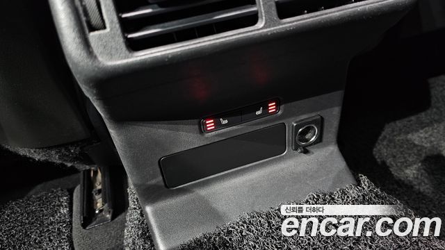 Land Rover Range Rover Velar 2019 — photo 17