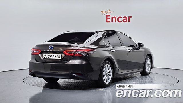 Toyota Camry 2022 — photo 2
