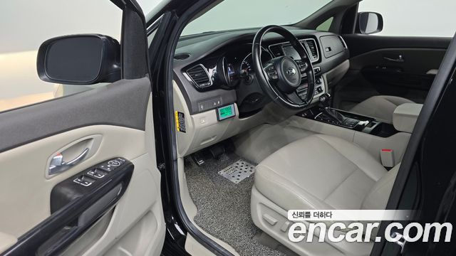 Kia Canival 2015 — photo 13