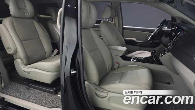 Kia Canival 2015 — photo 16