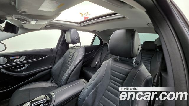 Mercedes-Benz E-Class 2019 — photo 12