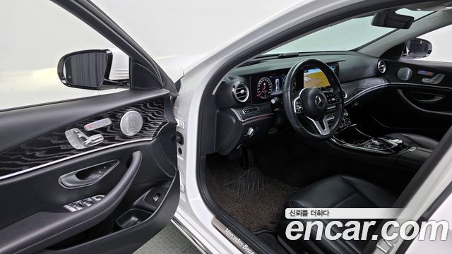 Mercedes-Benz E-Class 2019 — photo 13