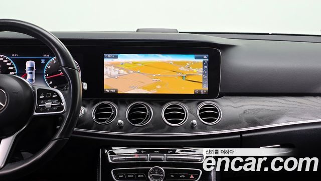 Mercedes-Benz E-Class 2019 — photo 16