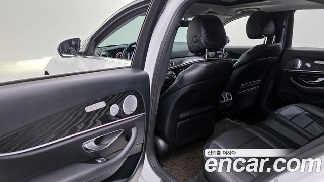 Mercedes-Benz E-Class 2019 — photo 18