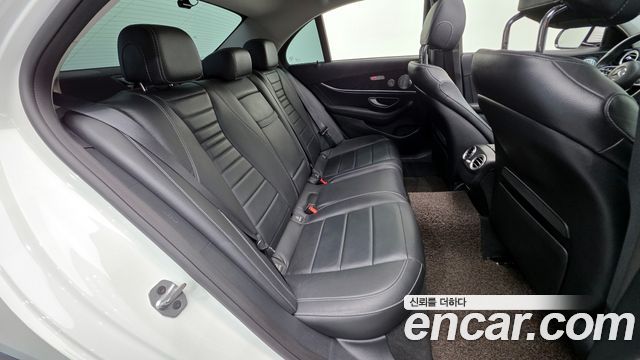 Mercedes-Benz E-Class 2019 — photo 19