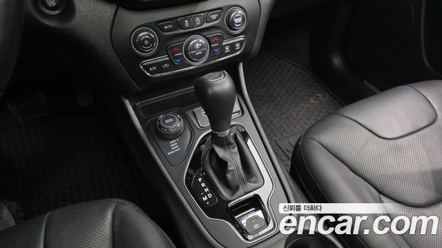 Jeep Cherokee 2021 — photo 12