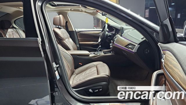 BMW 5-Series 2019 — photo 11