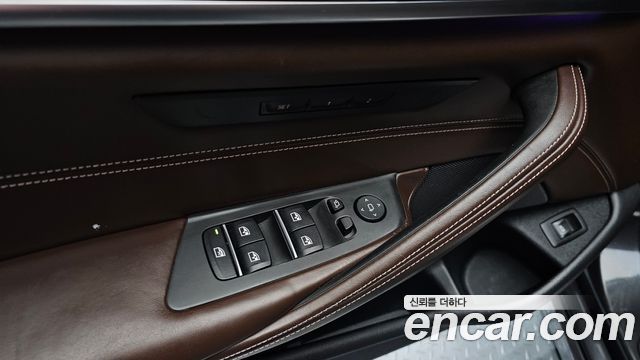 BMW 5-Series 2019 — photo 16