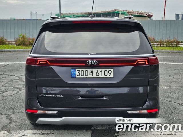 Kia Canival 2021 — photo 4