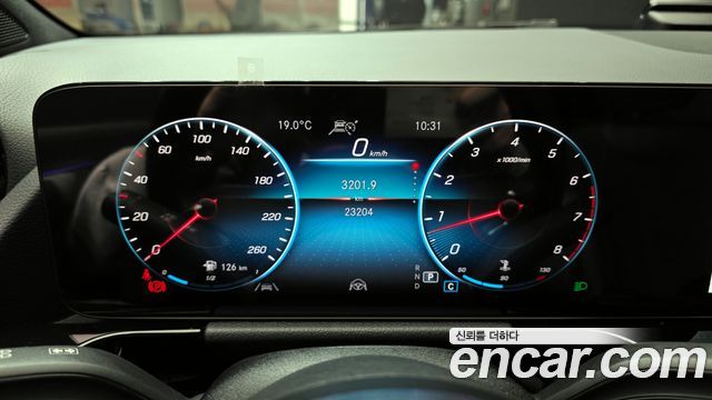 Mercedes-Benz GLA-Class 2022 — photo 11