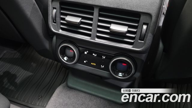 Land Rover Range Rover Velar 2025 — photo 17
