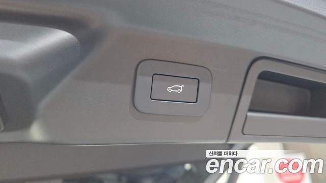 Land Rover Range Rover Velar 2025 — photo 20