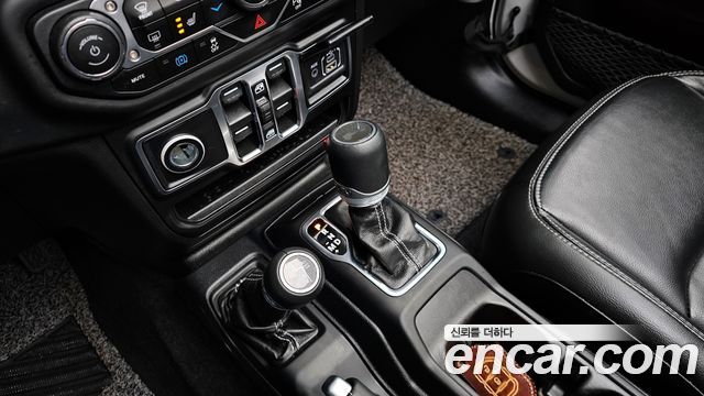 Jeep Wrangler 2021 — photo 12