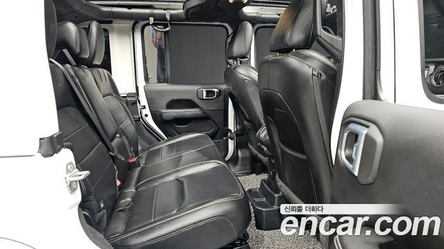 Jeep Wrangler 2021 — photo 18