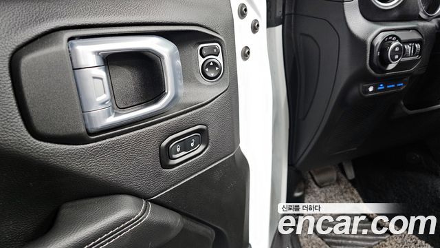 Jeep Wrangler 2021 — photo 19
