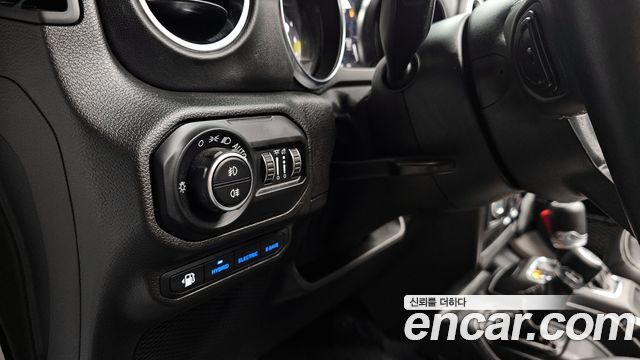Jeep Wrangler 2021 — photo 20