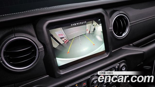 Jeep Wrangler 2021 — photo 24