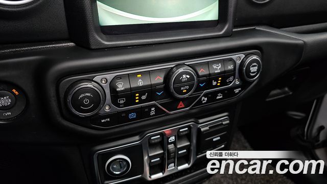 Jeep Wrangler 2021 — photo 26