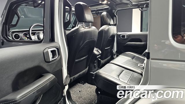 Jeep Wrangler 2021 — photo 16