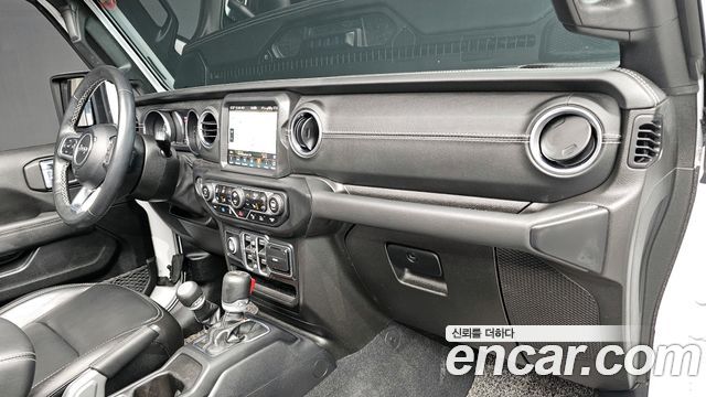 Jeep Wrangler 2021 — photo 27