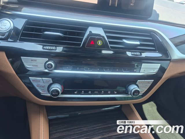 BMW 5-Series 2022 — photo 10
