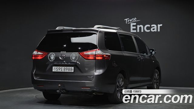 Toyota Sienna 2019 — photo 2