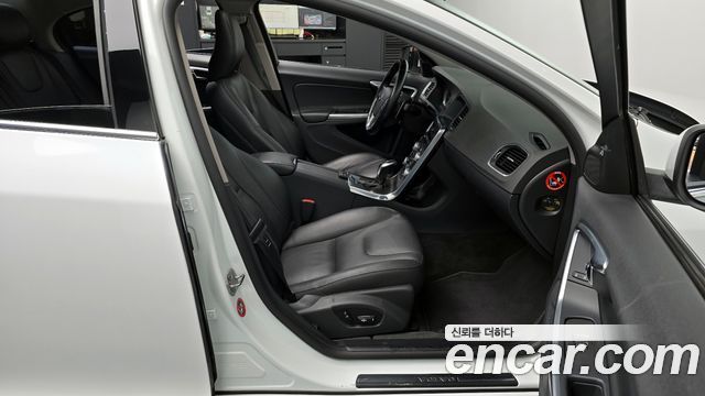 Volvo S60 2015 — photo 17
