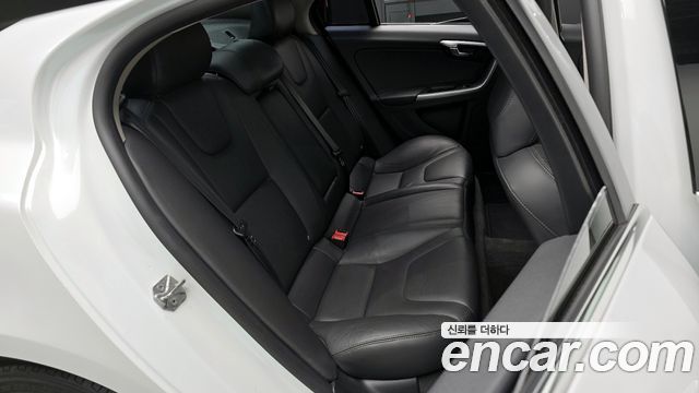 Volvo S60 2015 — photo 18
